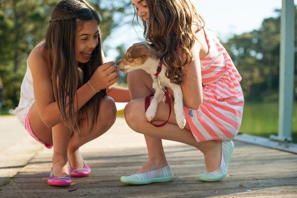 bambine giocano con cucciolo di cane